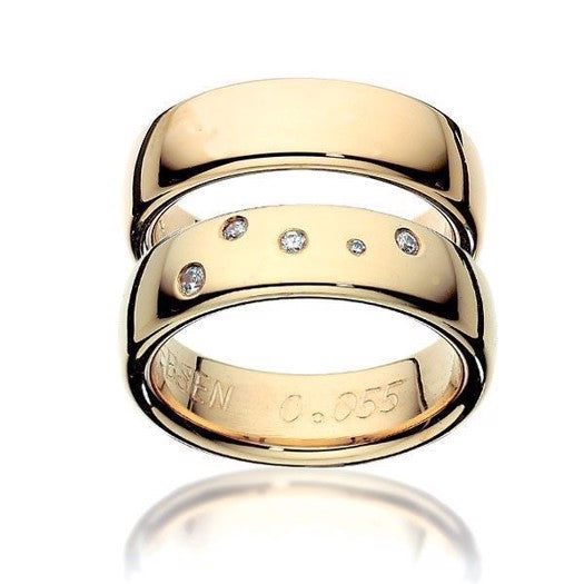 Scrouples vielsesringe i 14 eller 8 karat guld med blank overflade og diamanter i krebsens stjernebillede.